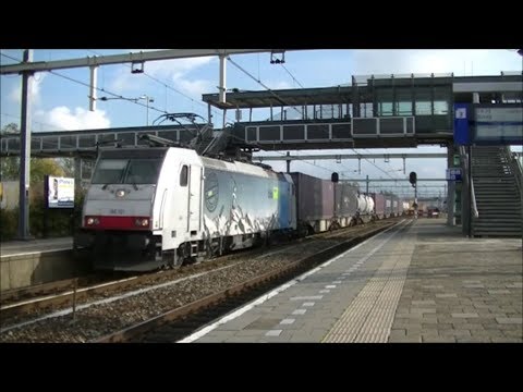 BLS 186 101 komt met een containertrein door station Lage Zwaluwe