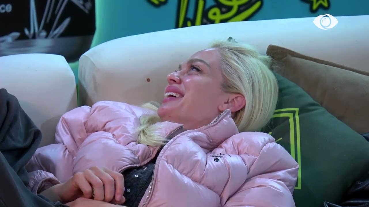 Gjesti bën sikur flet në telefon, një propozim për Danjën, banoret “shpërthejnë” në të qeshura