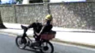 el motorita con los pies