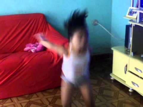 Menina de 3 anos dançando no poder 