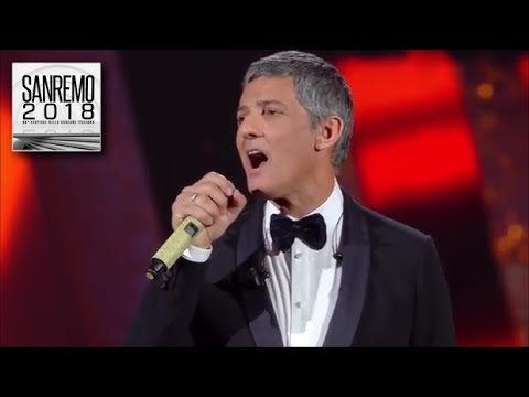 Sanremo 2018 - Il medley mash-up di Fiorello sul palco dell'Ariston