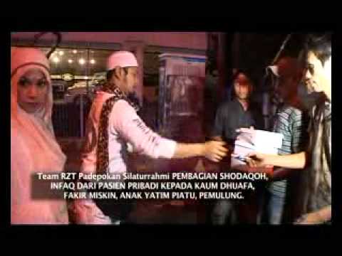 Ustadz Guntur Bumi Bagi Shodaqoh Kepada Kaum Dhuafa.mp4