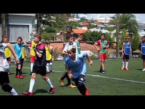 Dividindo experiências: Vaé Paranhos comanda escolhinha de futebol em Ituporanga