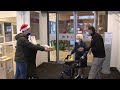 Jongeren maken kerstkaarten