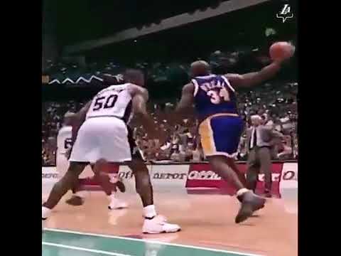 Shaq shows off his post moves on David Robinson (1998).