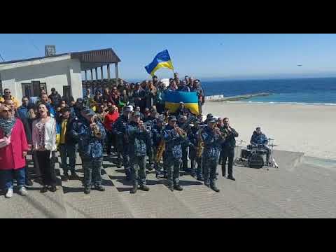 Con la banda dell'esercito le famiglie sulla spiaggia minata di Odessa 