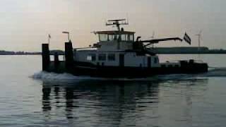 preview picture of video 'Duwsleepboot Amigo vaart de gemeentehaven van Moerdijk in'
