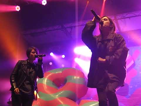 12/13 Tegan & Sara @ Regina Folk Festival, SK, Canada 8/12/17