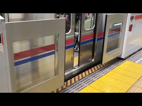 東京都営地下鉄浅草線　泉岳寺駅　ホームドアが開く