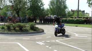 preview picture of video 'V2-Pokazy jazdy motocyklowej  olsztyńskiej grupy WheelieHolix  Nidzica 2011-05-18'