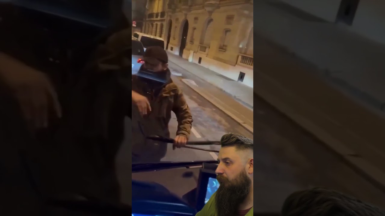 Inspektor ratuje pasażerów busa