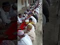 मदरसे के बच्चे सुन्नत के मुताबिक खाना 