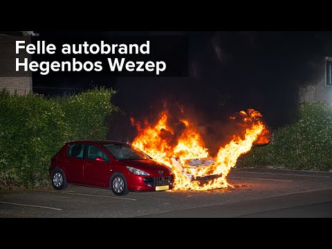 Twee auto's in brand door brandstichting Hegenbos Wezep - ©StefanVerkerk.nl