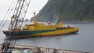 八丈島底土港へ入港する橘丸