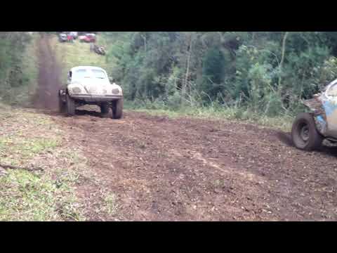 Subindo morro bem íngreme de fusca 4x4.