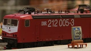 preview picture of video 'Modelleisenbahn Deutschland Express in Gelsenkirchen - eine der größten Märklin Modellbahn'