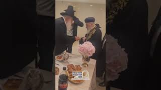 מרן הרב יצחק יוסף בכניסה לבר המצוה של בן תלמידו הגאון הרב אושרי אזולאי (מורשת מרן) - התמונה מוצגת ישירות מתוך אתר האינטרנט יוטיוב. זכויות היוצרים בתמונה שייכות ליוצרה. קישור קרדיט למקור התוכן נמצא בתוך דף הסרטון