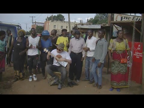 Malawi: albino busker becomes internationally acclaimed musician | AFP