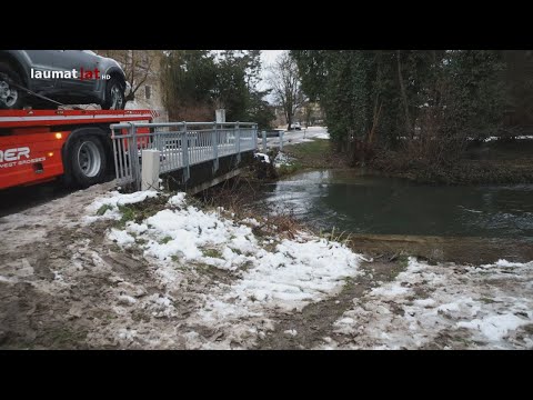 Auto nach Verkehrsunfall in Marchtrenk im Welser Mühlbach gelandet