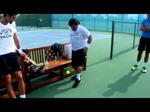 Maradona impresiona a Djokovic dominando pelota de tenis