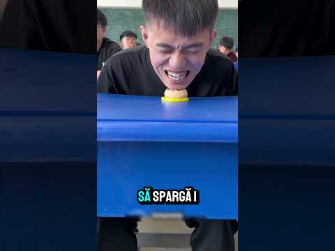Ultimul student nu putea să-și spargă fructul preferat.