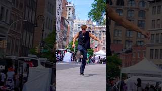 Download lagu Vik White with the fancy footwork mp3