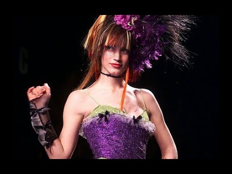 BETSEY JOHNSON Fall 2001 New York - Fashion Channel