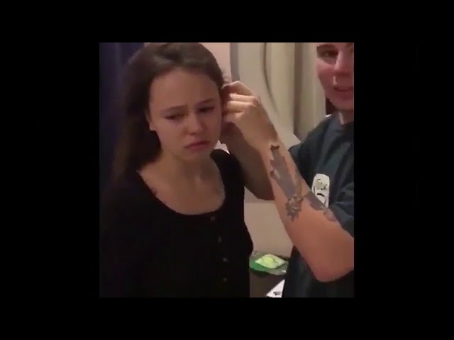 Саша купил сережки...