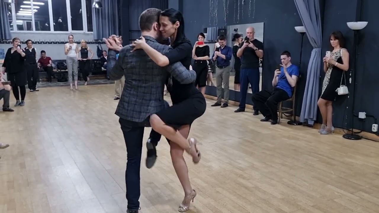 Video thumbnail for Milonga: Circular walk, lady's kick instead of ocho cortado | Mikhail Tchudin - Elvira Kashkarova