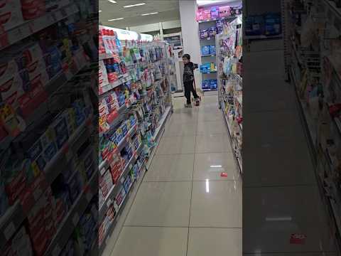 Gino monopatin Farmacity pasillos Bernardo de Irigoyen calle Hipolito Yrigoyen BuenosAires 31/10/25