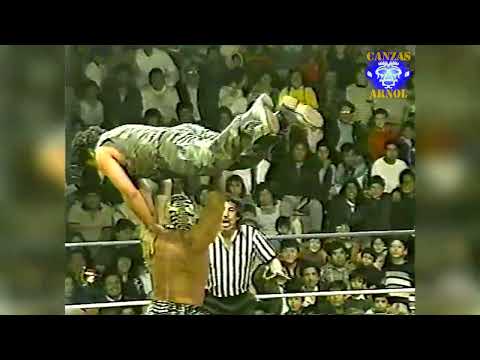 Canek aplicando PRESS MILITAR o Gorilla Press Slam