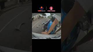 哥們你騎在路中間滑手機啊？