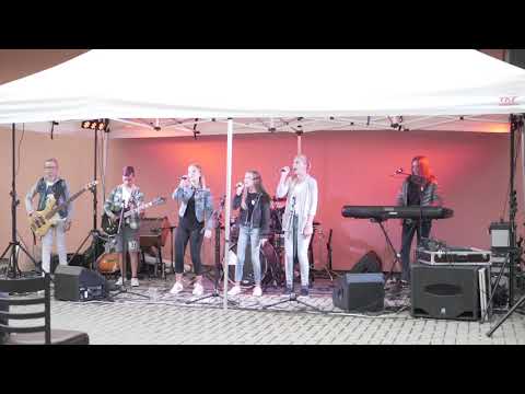 Rolling In The Deep - Docela (live)