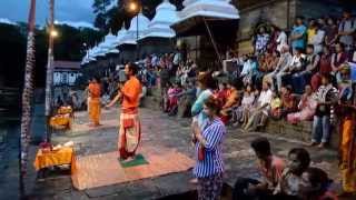 preview picture of video 'Pashupatinath Nitya Sandhya Aarati Part 1'