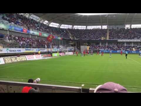 Vajebah Sakor gör mål i debuten efter bara några sekunder på planen. Filmat från läktaren.