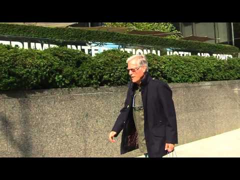 Richard Chamberlain gives fan Autograph