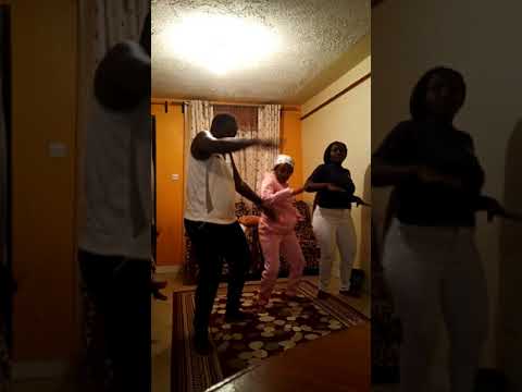 Mama Prince,I and my Sister jam to Shomolele - Praiz ft Dapo 😜