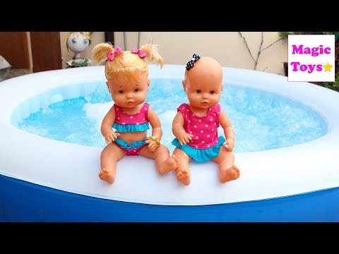 Las Bebés NENUCO HERMANITAS TRAVIESAS juegan en la Casita de Juguete y se bañan en el Jacuzzi
