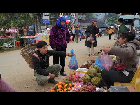 Trieu Khang Holds an Elderly Woman’s Hand, Warming an Entire Winter