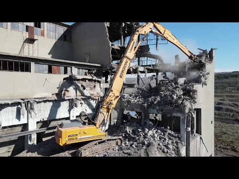 Liebherr 954 Long Reach Excavator Demolishes Industrial Building- Sotiriadis/Labrianidis Demolitions