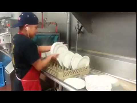 FILMPJE   Afwasser !!! Een harde werker !!! Bij de Valk !!!