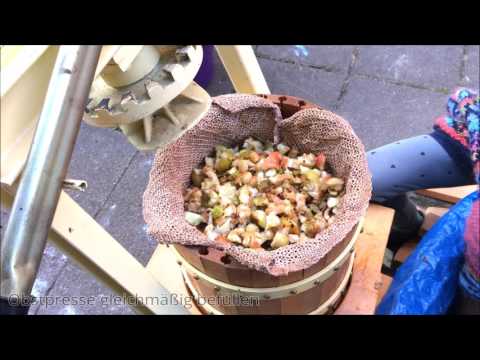 Apfelsaft selber machen mit mechanischer Obstmühle und Obstpresse