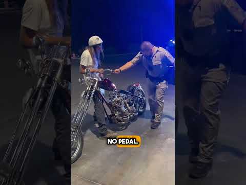 O policial não conseguiu ligar a moto… e o motociclista fez ISSO 😱 #shorts