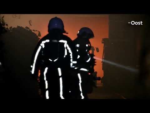 Grote uitslaande brand in schuur met landbouwmachines in Kloosterhaar