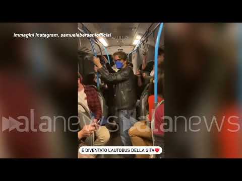 Samuele Bersani on the bus returning from Brunori's concert, everyone singing his "Spaccacuore"