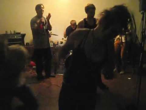 Petter framför Sick of it alls "Step Down" på Guldheden Winterparty 2013