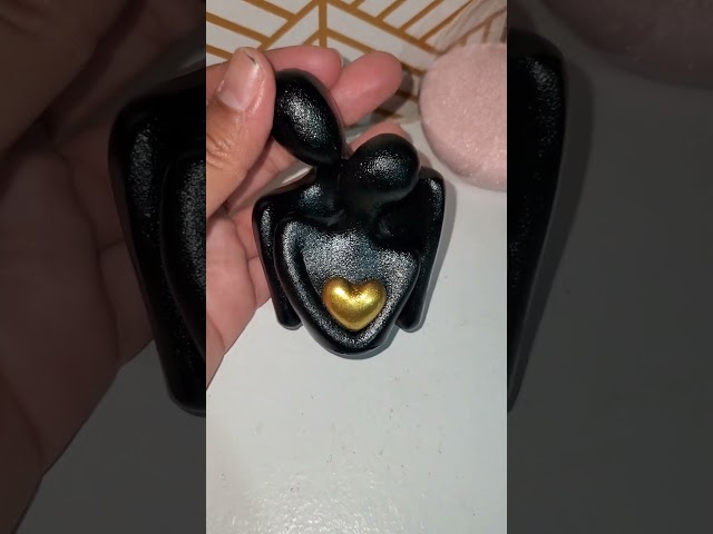 Vídeo relacionado con Aoneky Estatua de Pareja de Metal - Figura Decorativa de Parejas Novios Escultura de Hierro, Regalo para San Vanlentín Aniversario de Bodas Navidad, Decoración Romántica Moderna del Hogar Casa Oficina