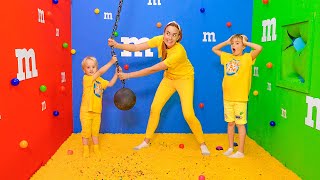 Download lagu Tantangan Pelarian Chris dan Ibu untuk anak-anak mp3 Download lagu Tantangan Pelarian Chris dan Ibu untuk anak-anak mp3