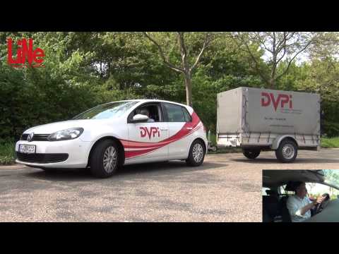 Grundfahraufgabe Klasse BE: Rückwärts links ums Eck mit Anhänger