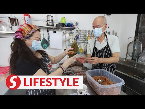 Chinese Muslim couple makes halal bak chang